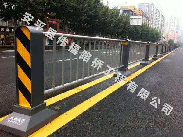 道路護（hù）欄（lán）